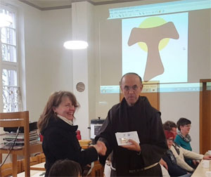 Übergabe der Geldspende an P. Werner Mertens ofm